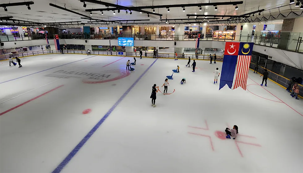 Blue Ice Skating Rink — foto sebenar 2