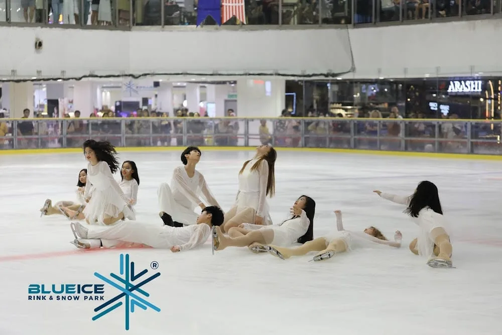 Blue Ice Skating Rink — foto sebenar 3