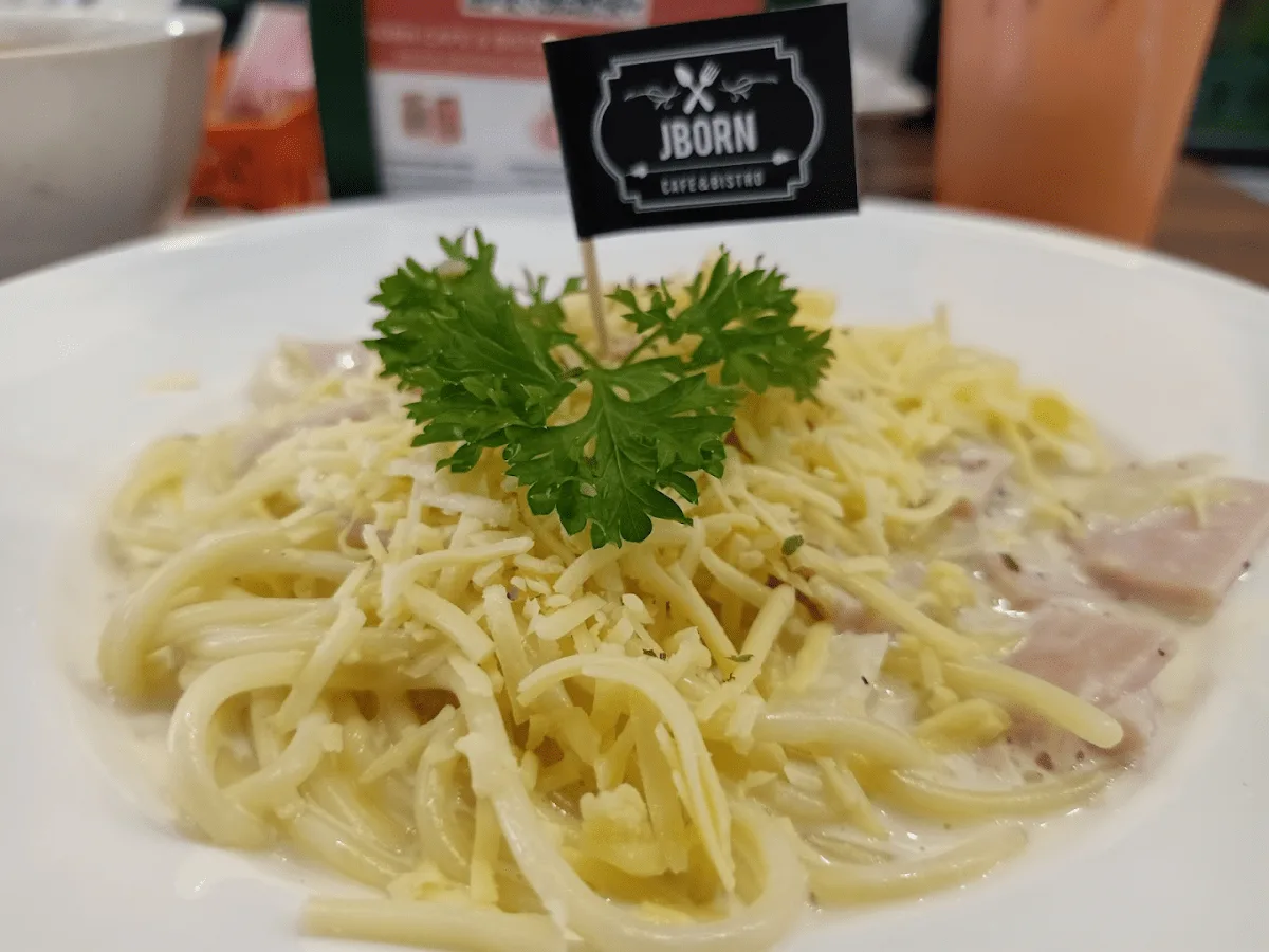 JBorn Cafe & Bistro — foto sebenar 2