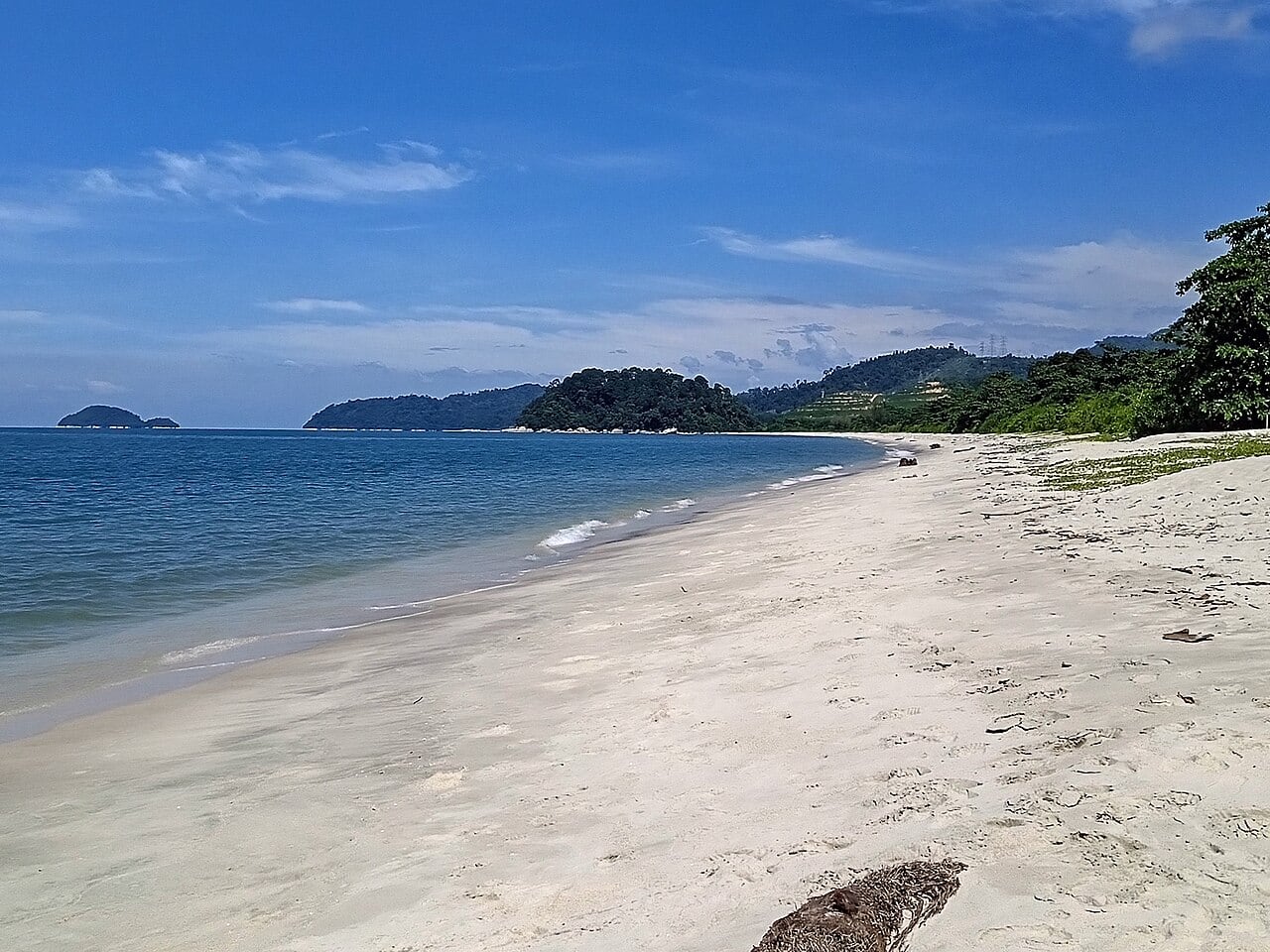 Gambar 3 Pantai Pasir Panjang Lumut