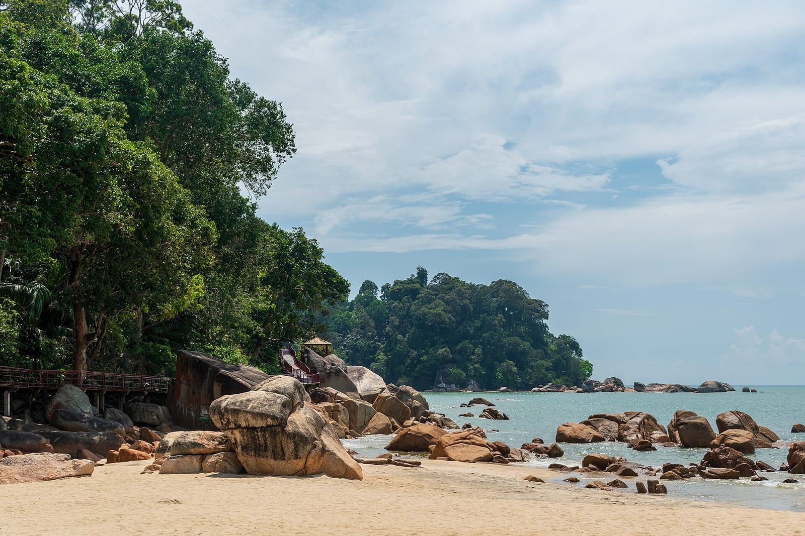 Gambar 2 Pantai Teluk Cempedak