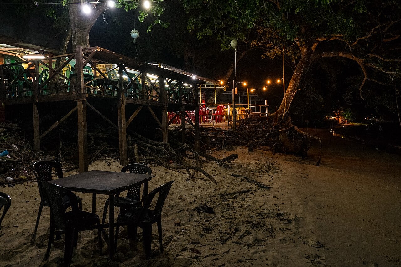 Gambar 2 Pantai Teluk Nipah Pangkor