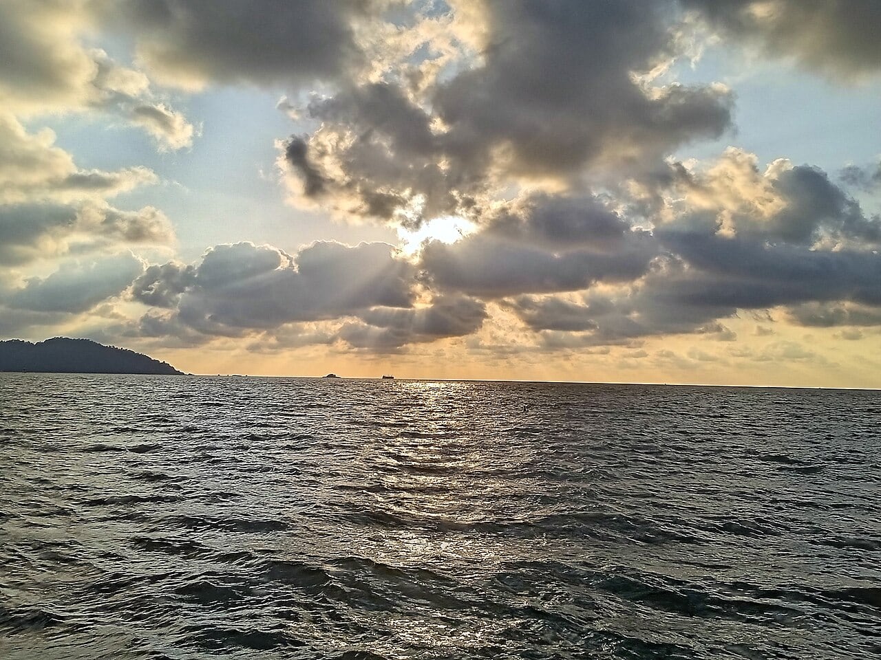Gambar 3 Pantai Teluk Senangin